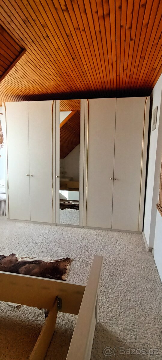 BÍLÁ LOŽNICE SE ZRCADLEM