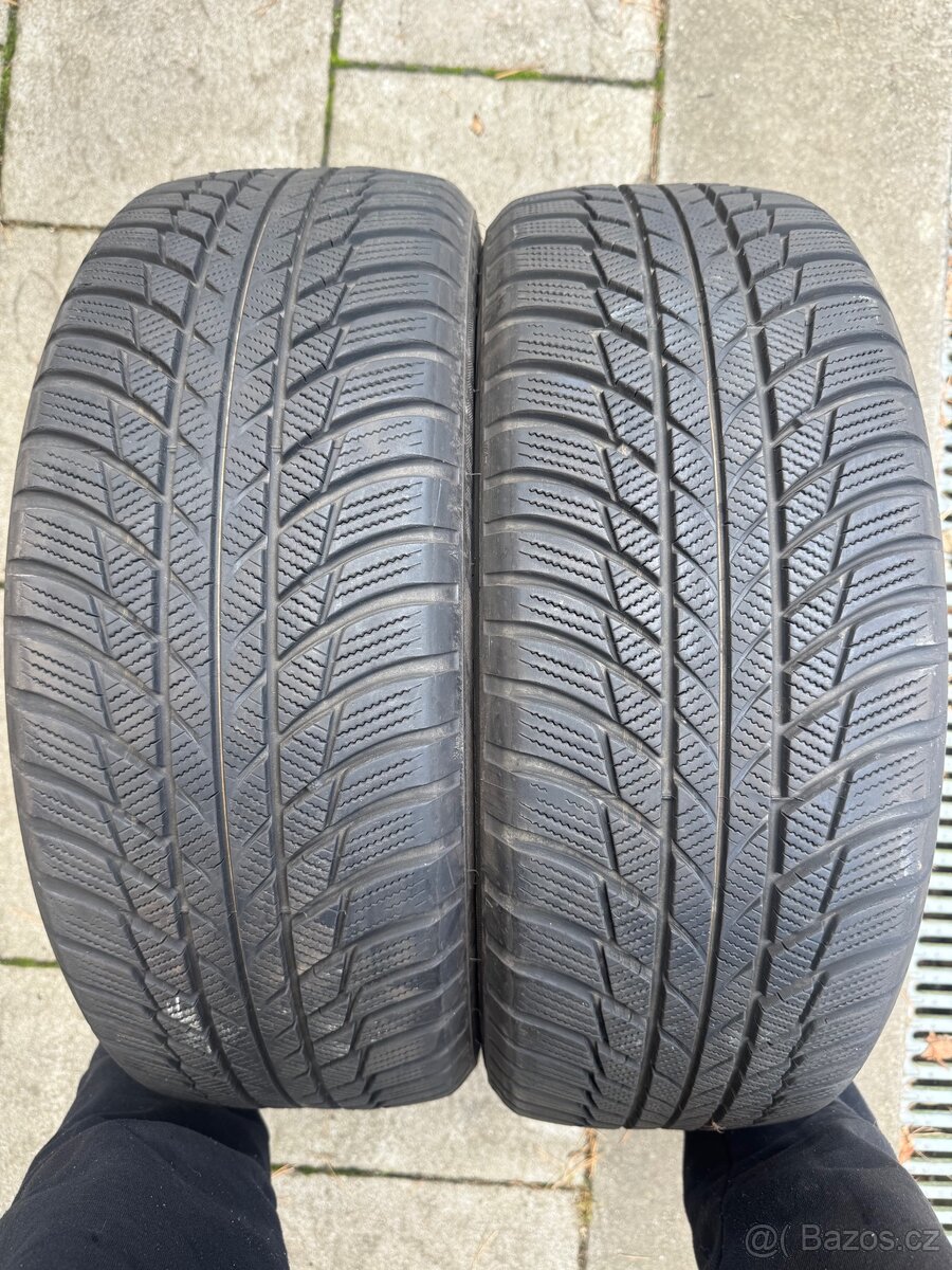 Dvě zimní pneu Bridgestone 205/55/17