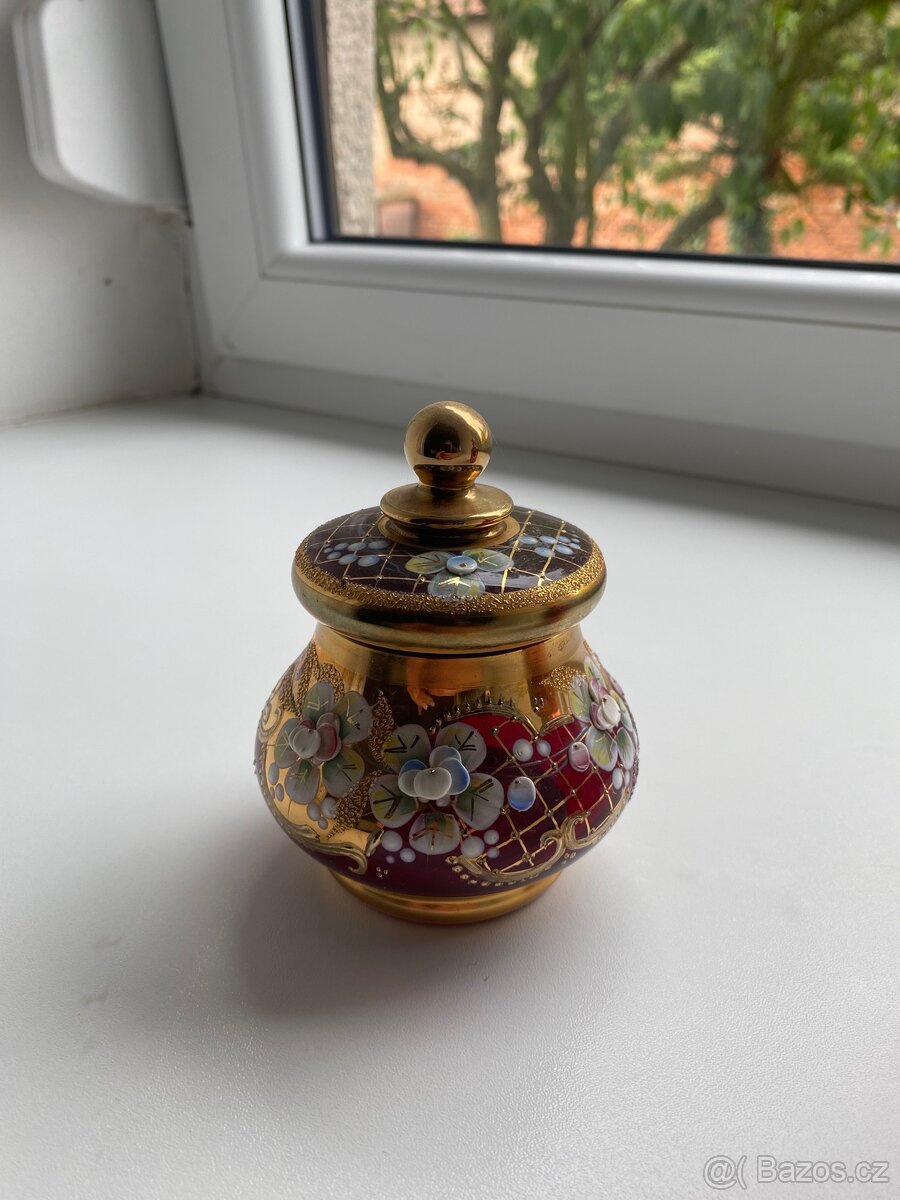 Ručně zdobená skleněná dóza