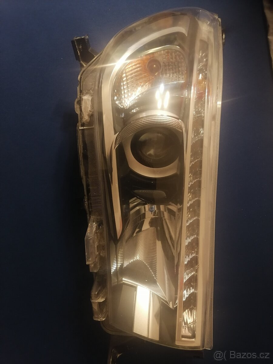 Prave přední světlo na Toyota Hilux mk8