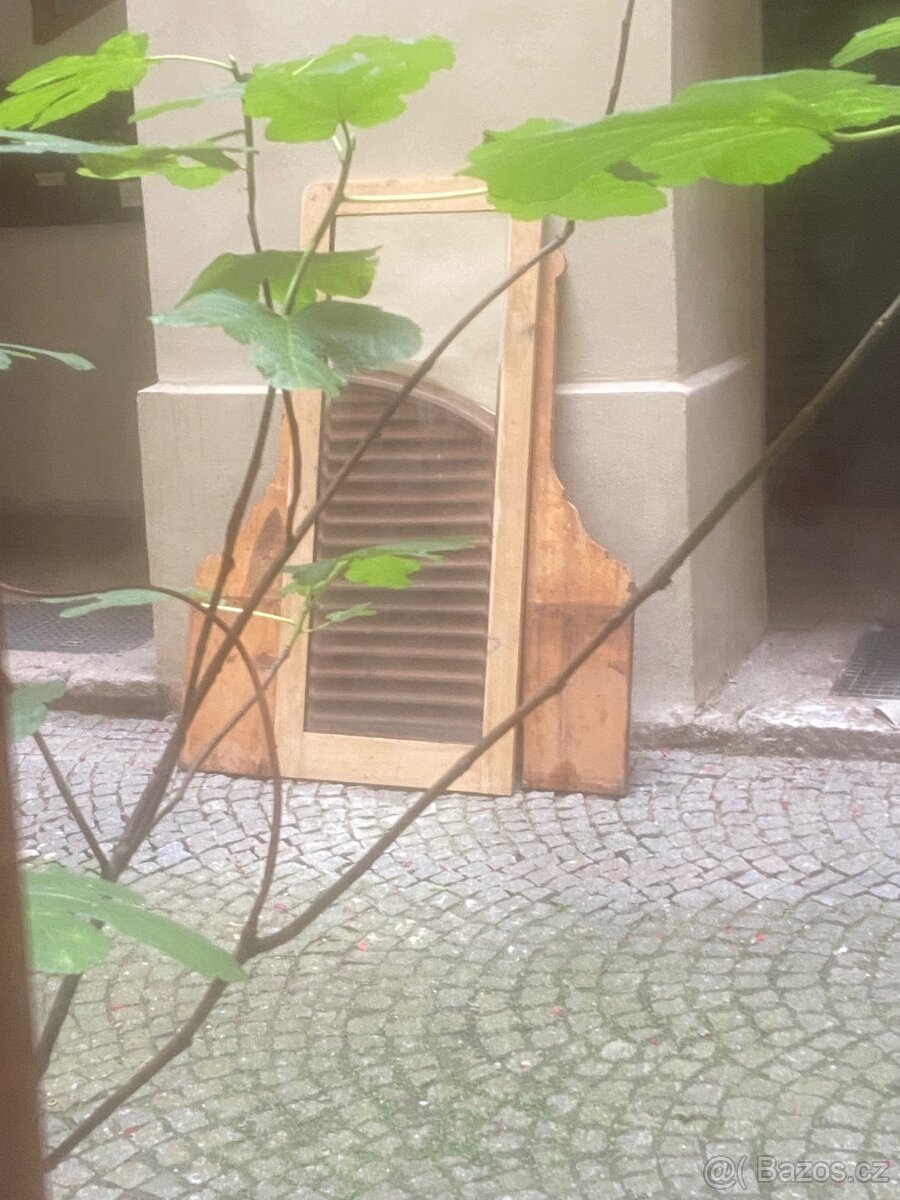 Historické zrcadlo s fazetou v dřevěném rámu