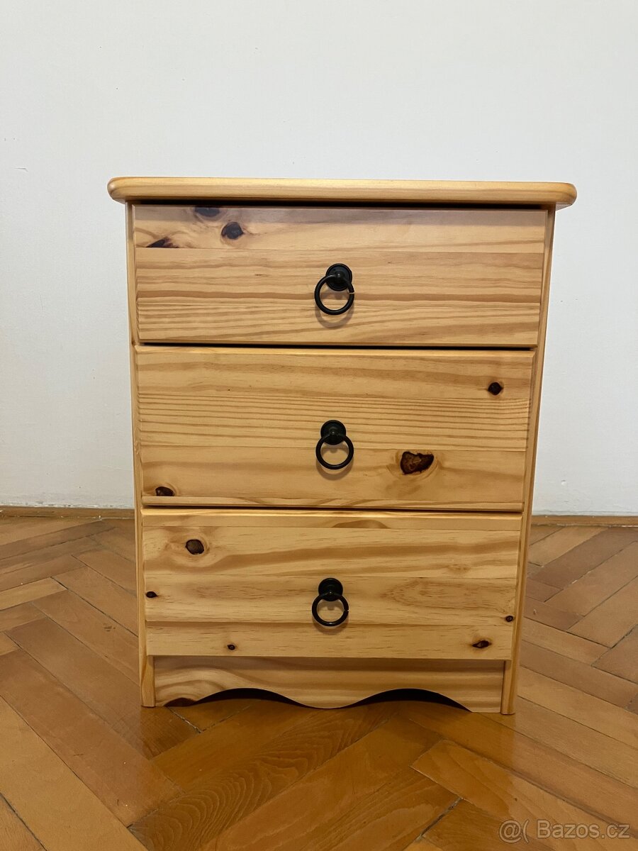 Prodám dřevěnou komodu/ noční stolek