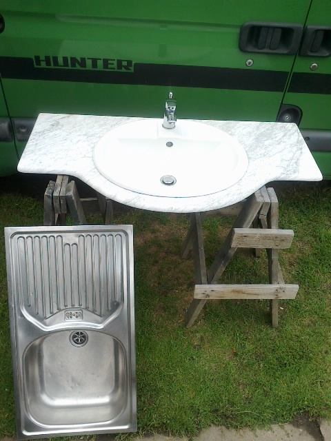 Drez s odkapavacem a koupelnove umyvadlo s deskou