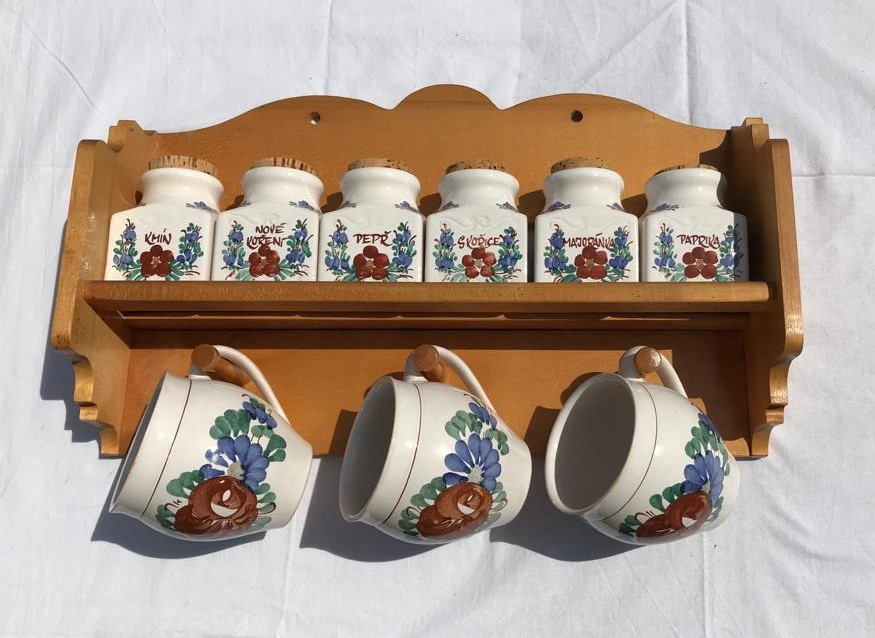 Závěsná Police + 6x Kořenka + 3x Hrnek Porcelán