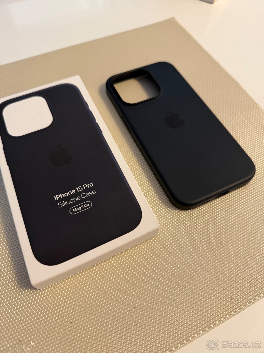 Originální černý silikonový kryt na iPhone 15 PRO
