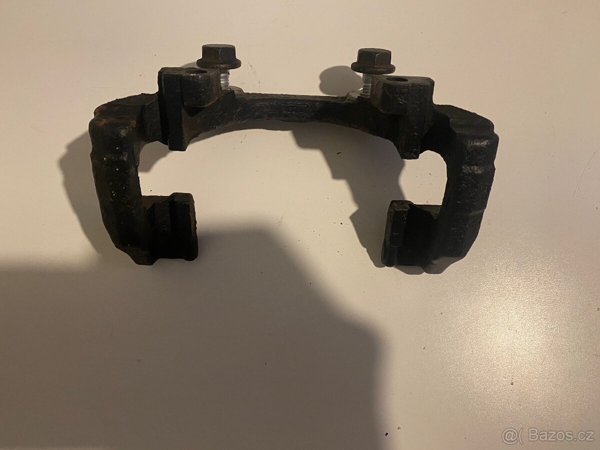 Držáky brzdových třmenů BMW E90 – originál, plně funkční, za