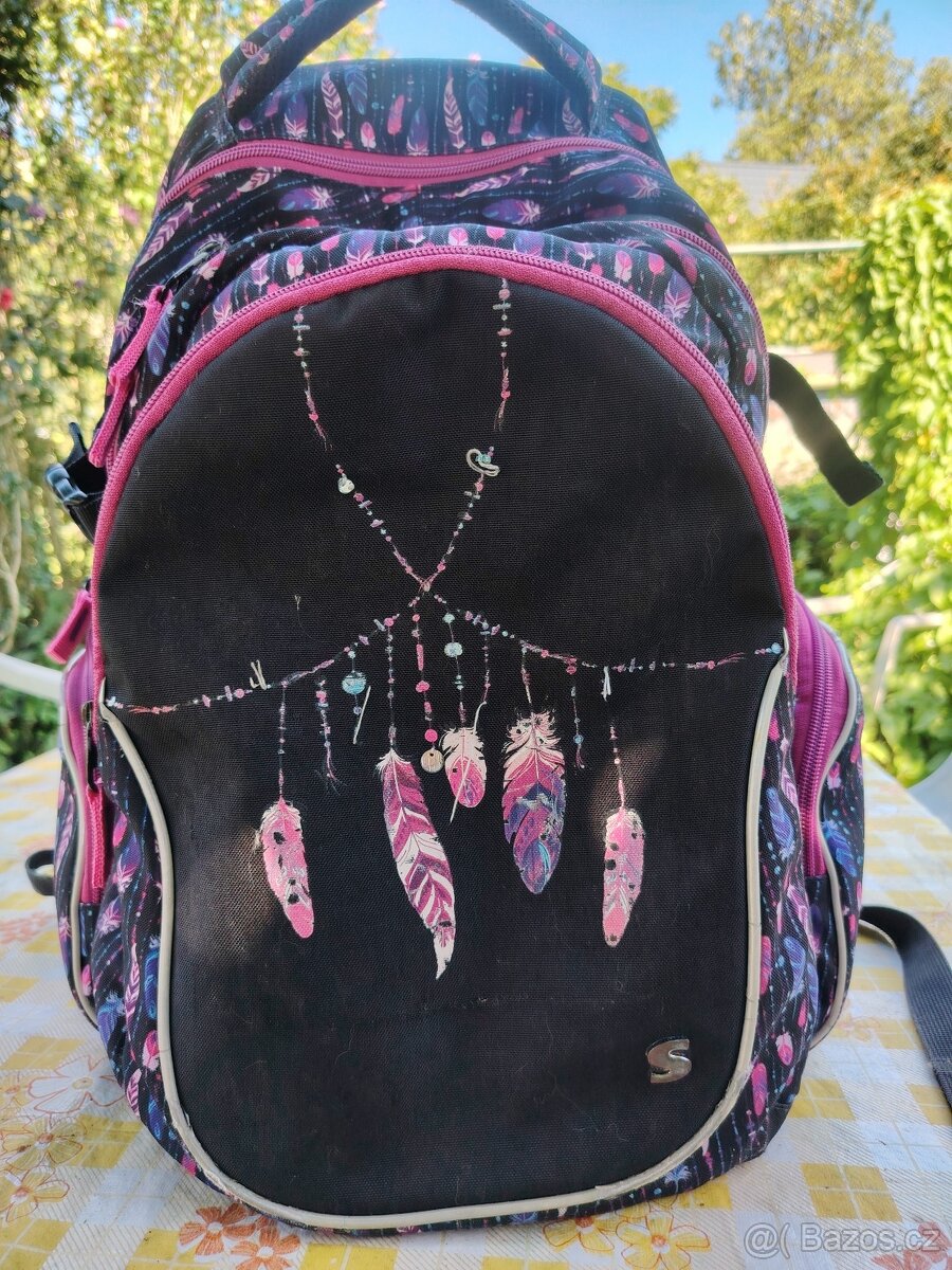 Školní batoh s motivem peří