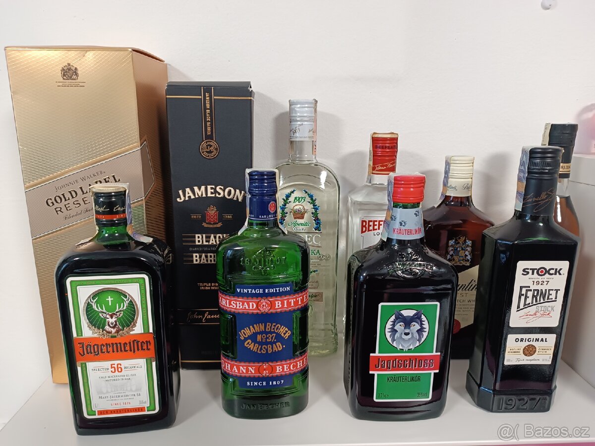 Whisky a další láhve s alkoholem