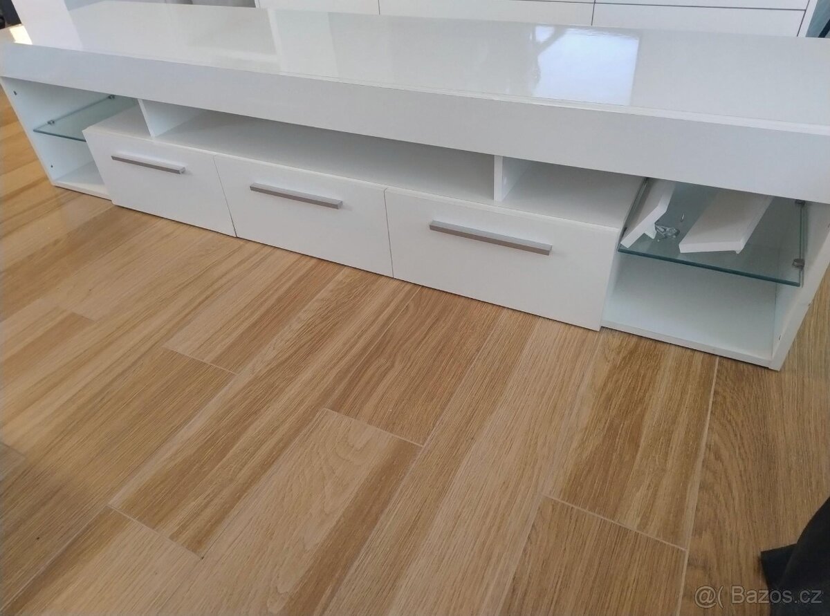 Stolek pod televizi