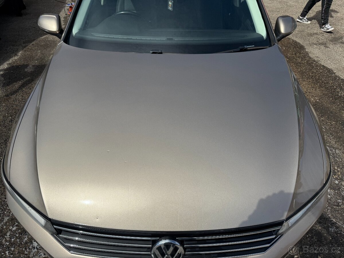 Kapota Vw Passat B8 2016 zlata barva