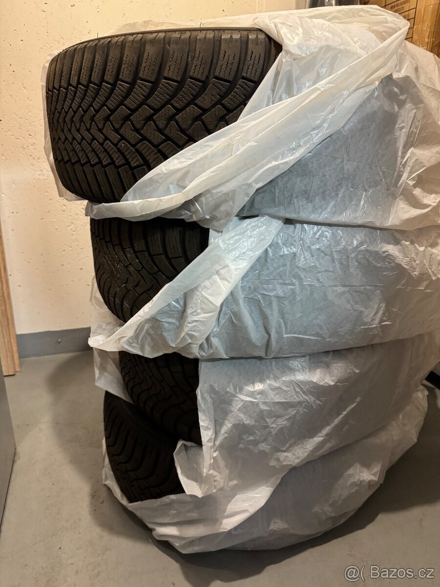 Falken 235/55 R18, rok 2022, zimní pneu - dobrý stav