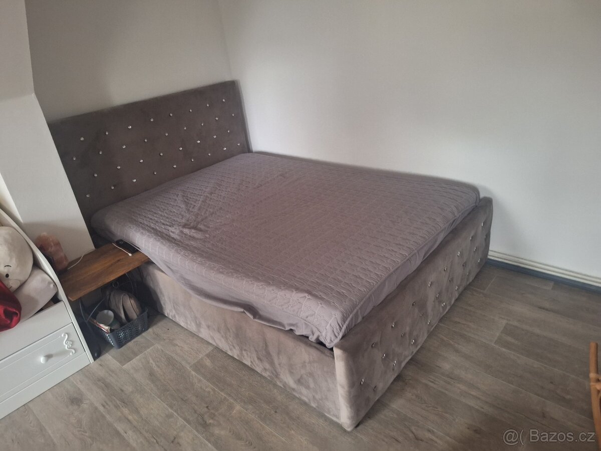 Čalouněná postel s úložným prostorem 140x200 s matrací