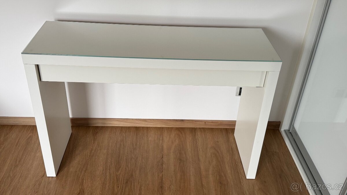 Toaletní stolek MALM (Ikea) se skleněnou krycí deskou