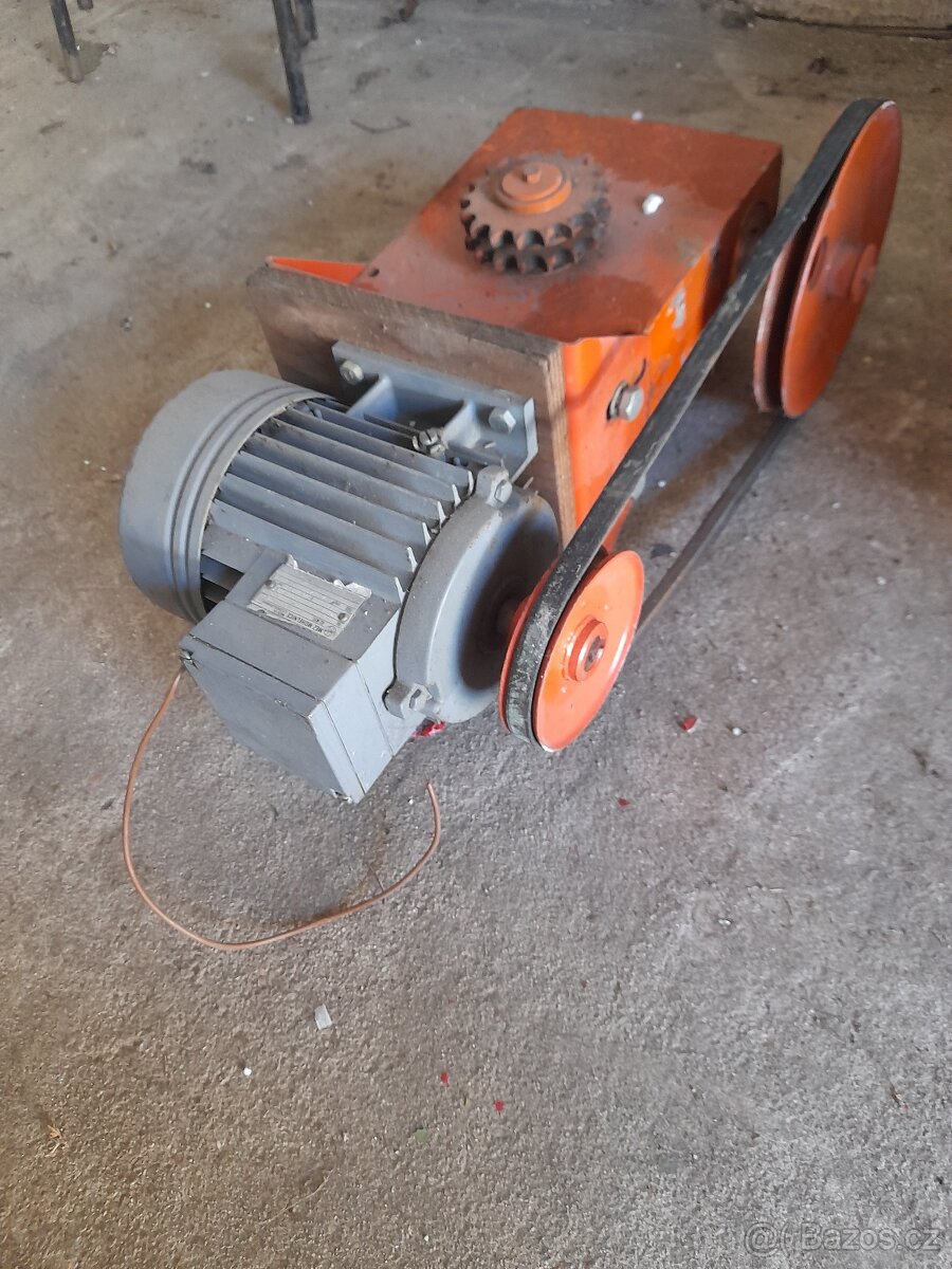 ELEKTROMOTOR S PREVODOVKOU