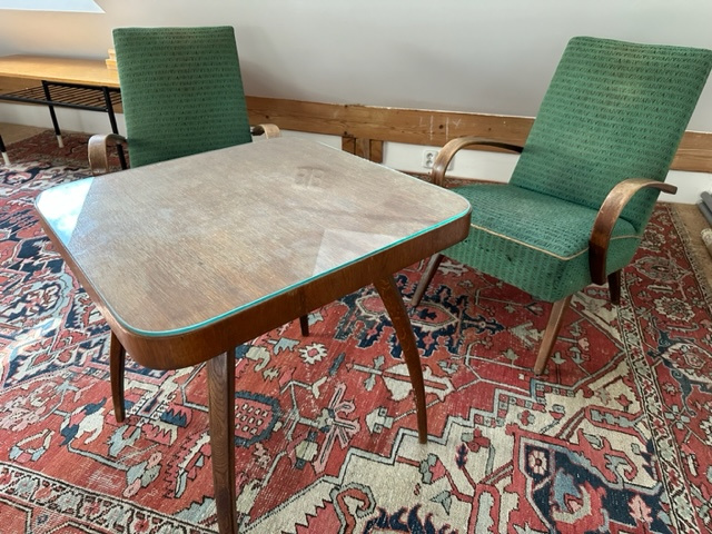 Křesla 2ks Halabala a stolek pavouk