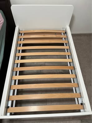 Rostoucí postel IKEA SLÄKT + rošt + matrace VISMIG