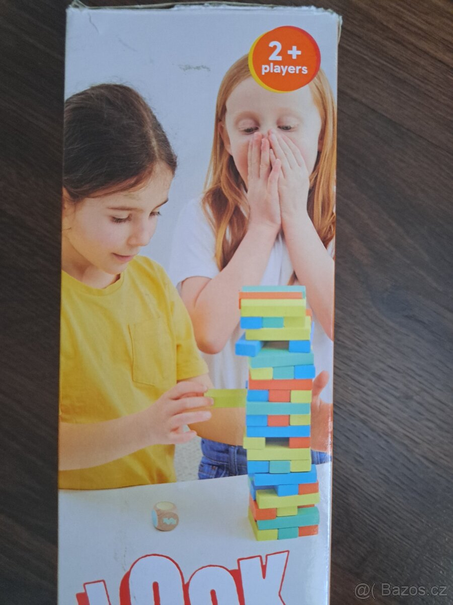 Dřevěná hra padající věž