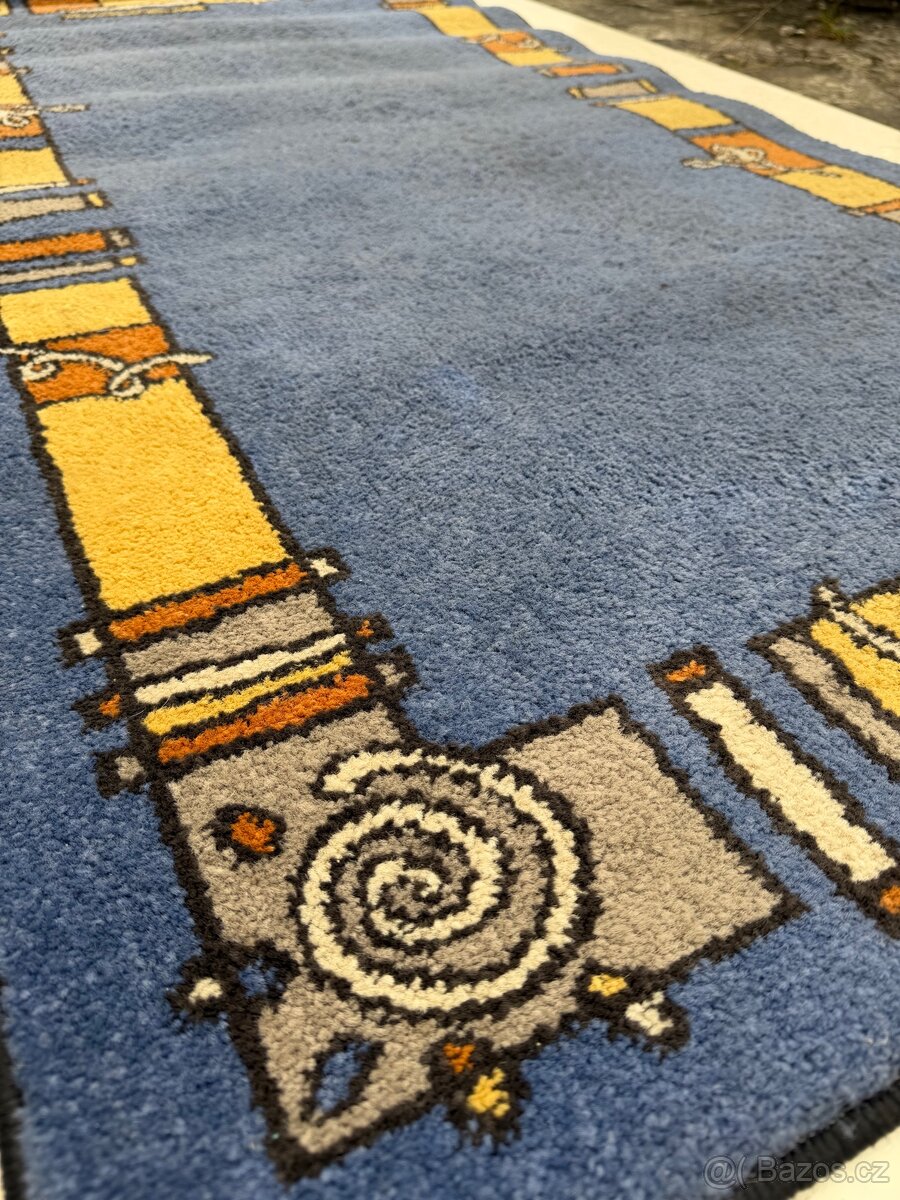 Modrý koberec s barevným motivem 800 x 1500 mm