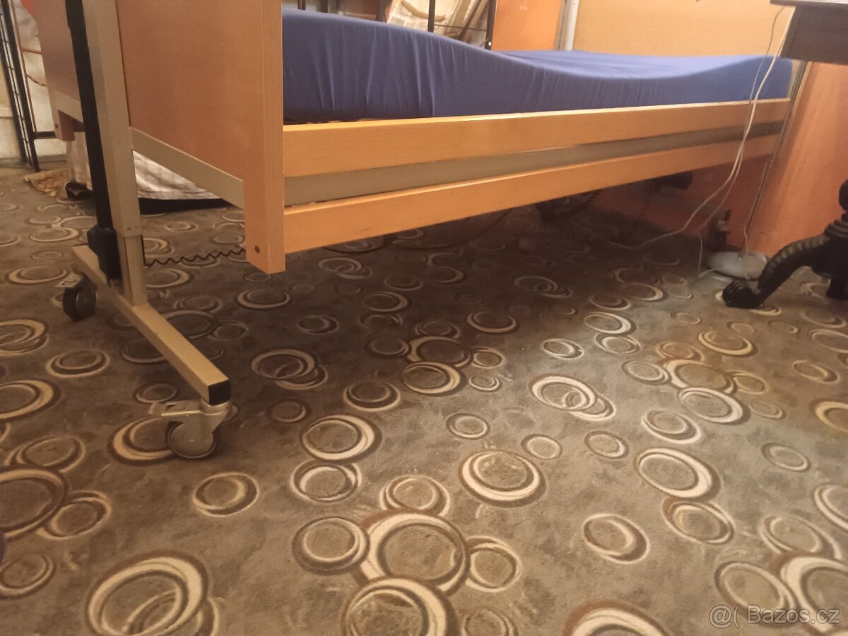 Zdravotní polohovací postel