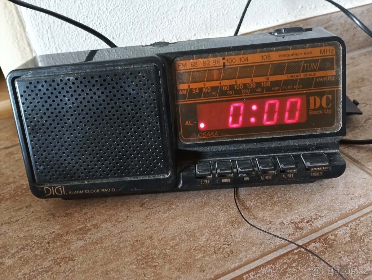 Rádio,ešusy a dortová forma,zapalovače,smalt.hrnce,toal.křes