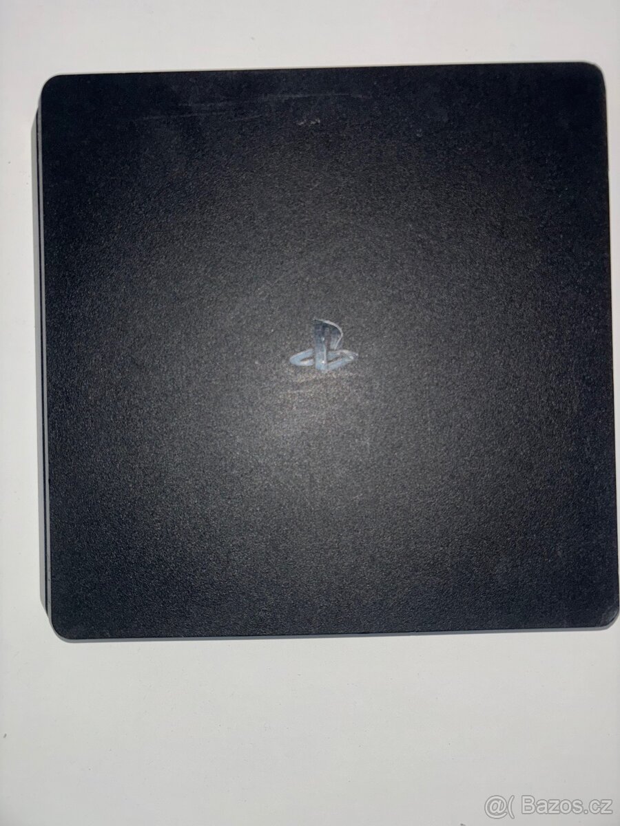 PlayStation 4 (PS4) s ovladačem