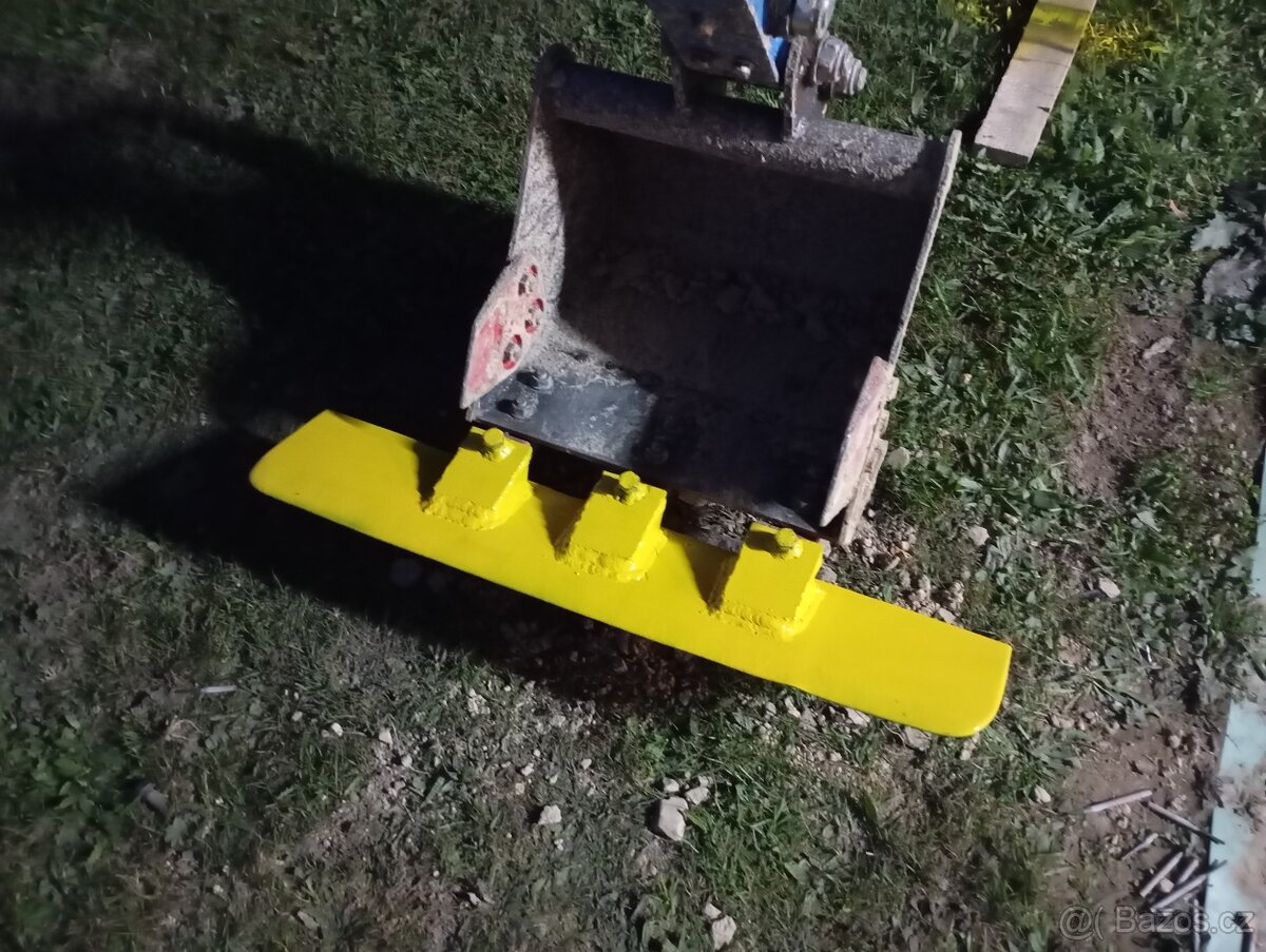 Rovnací břit příslušenství pro minibagry