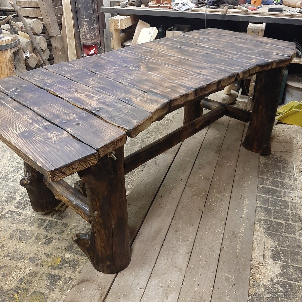Velký dubový stůl