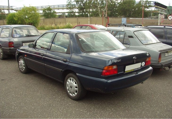 zadní nárazník escort sedan 1995 modrá metalíza