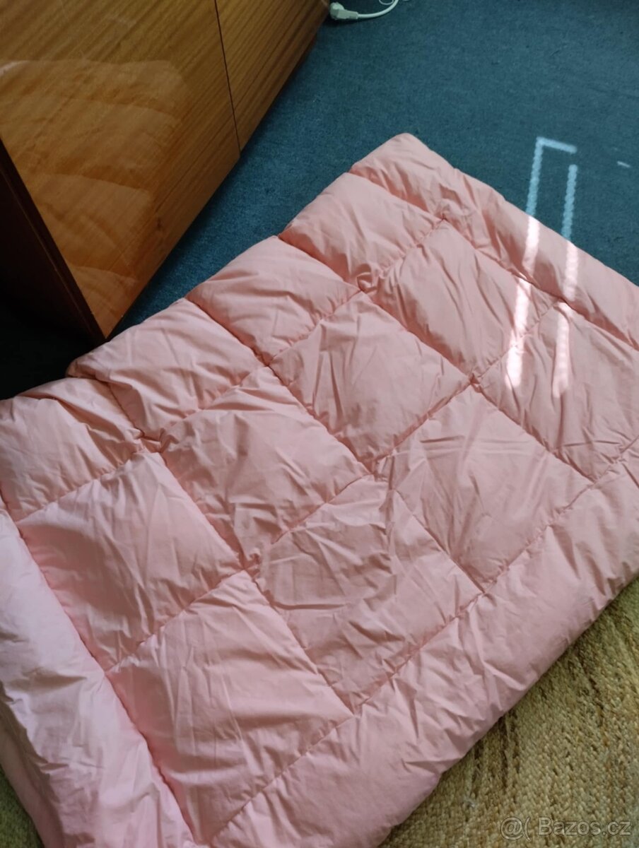 věnuji 2× prošívané péřové deky v dobrém stavu