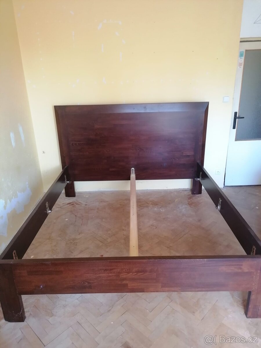 Postel z masivu