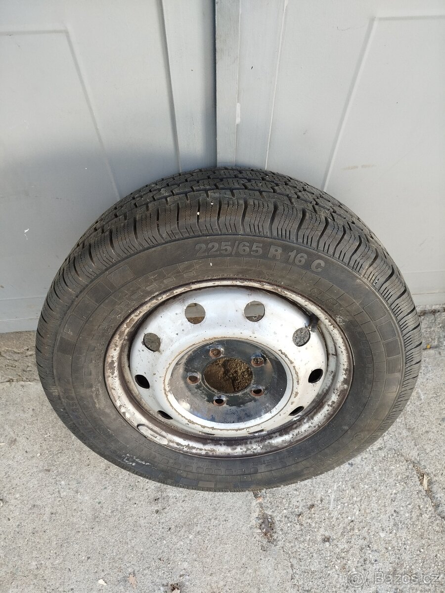 Disk se zimní pneumatikou 225/65 R16