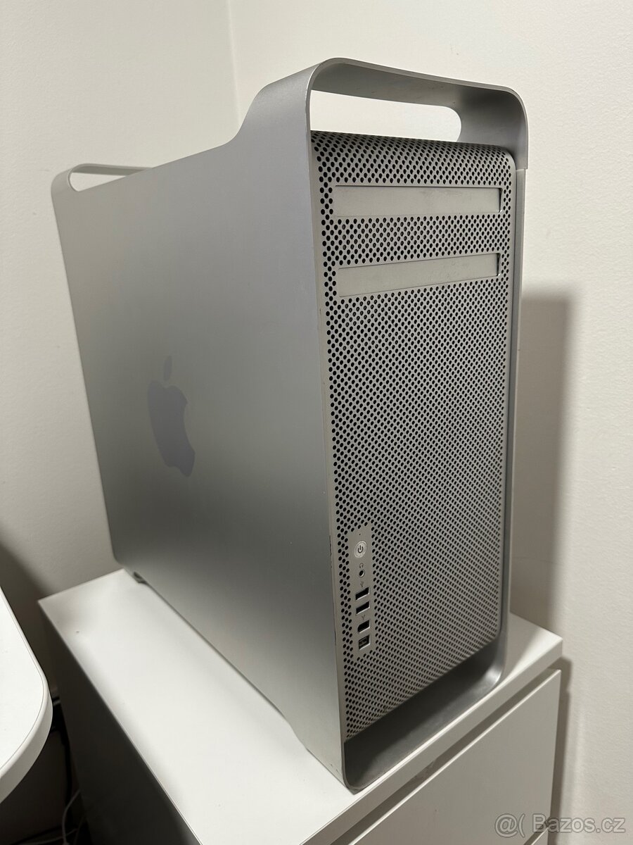 Apple Mac Pro Intel Xeon 5GB RAM ATI Radeon A1186 + monitor