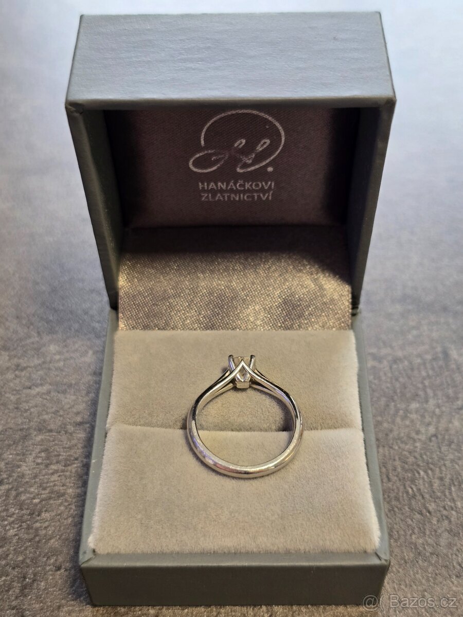 Zásnubní prsten s diamantem