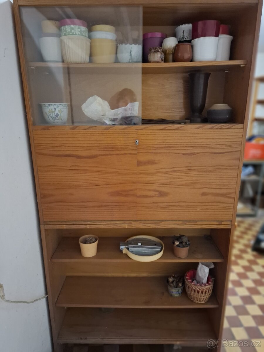 Skrinka se sklem a police