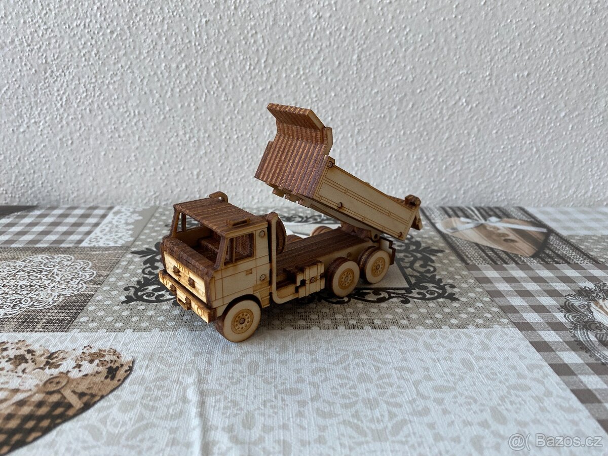 Nový dřevěný model Tatra 815