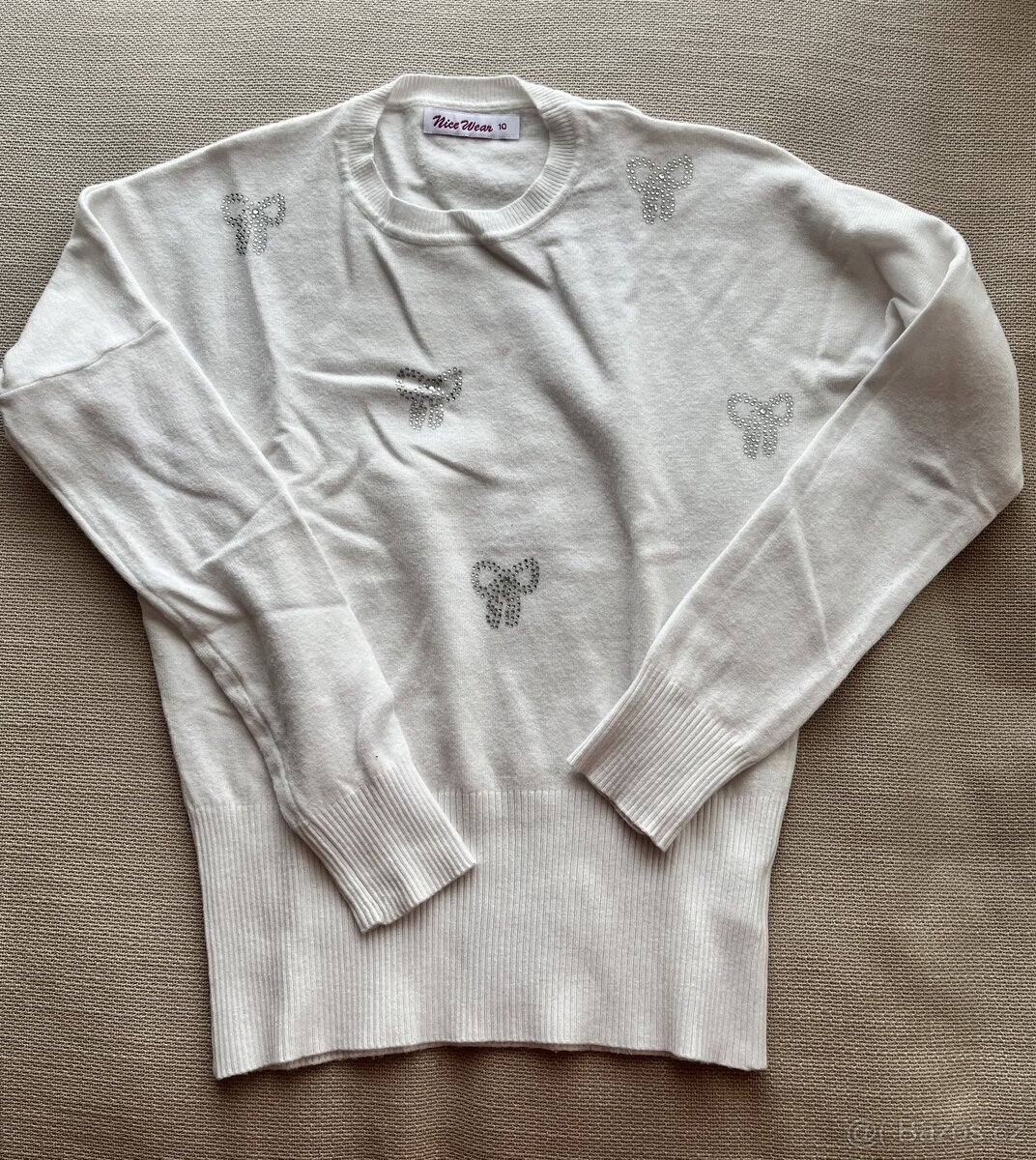 Bílý svetřík pro dívku.