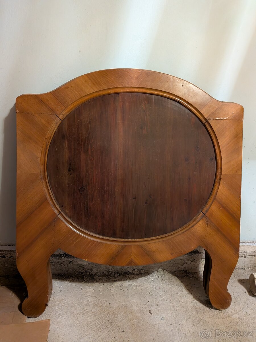 Starožitná dřevěná postel