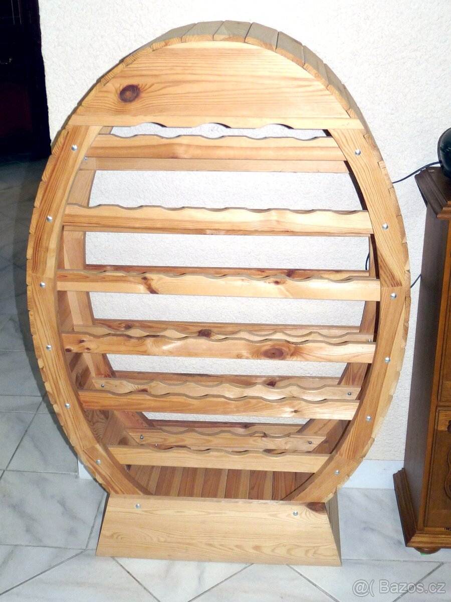 Masivní dřevěná vinotéka