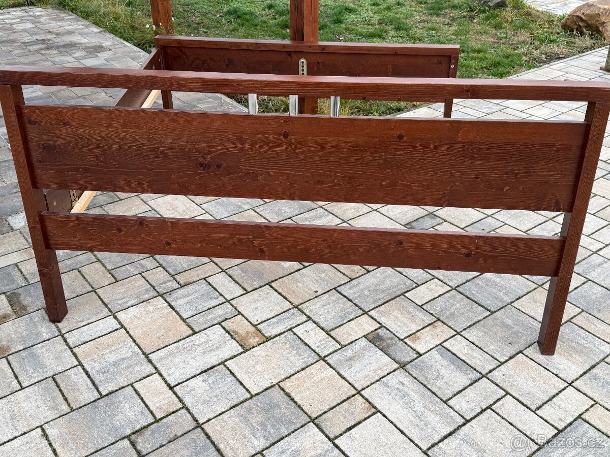 Masivní manželská postel