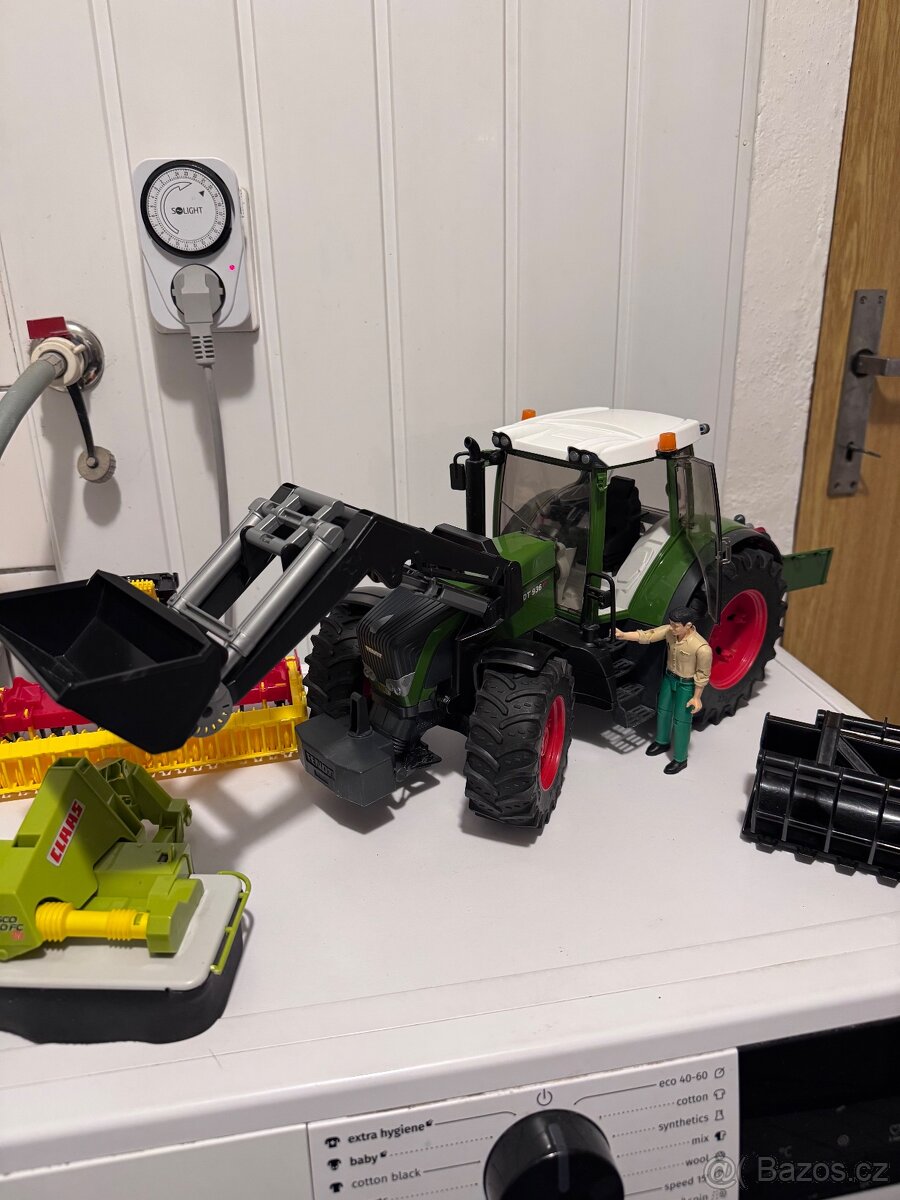 Bruder traktor Fendt 936 s příslušenstvím