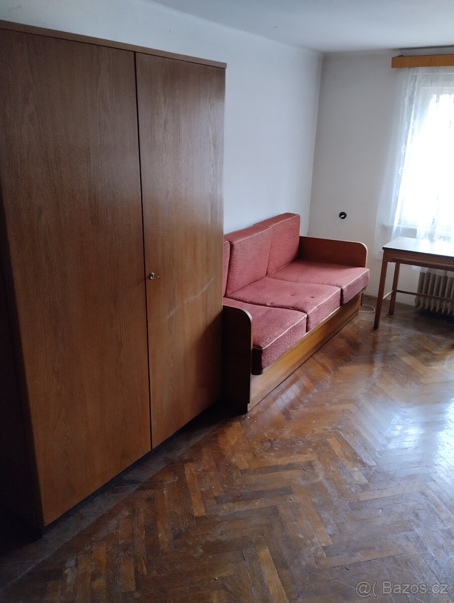 Starý nábytek, pokojík.