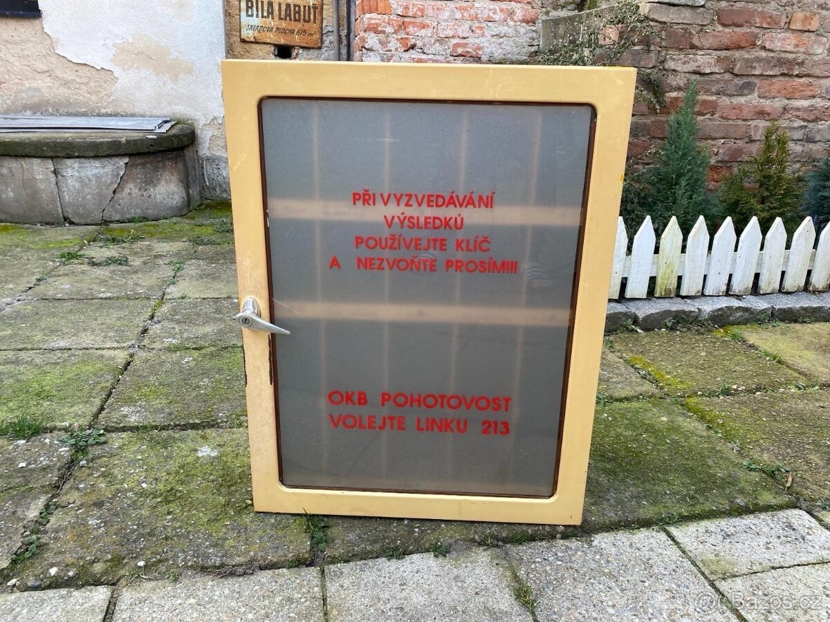 Industriální plechová prosklená skříň