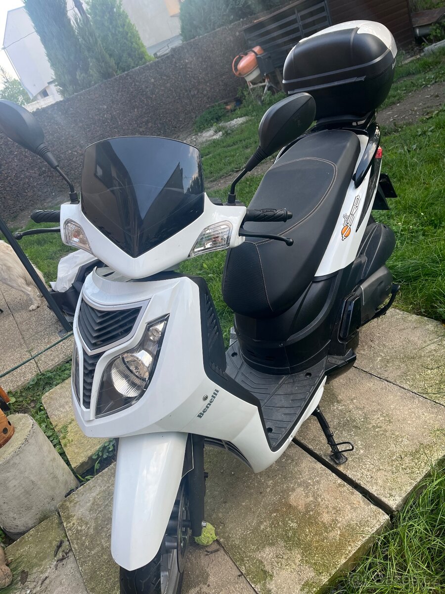 Skútr Benelli Caffenero