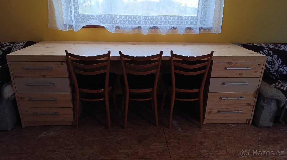 Velký pracovní stůl