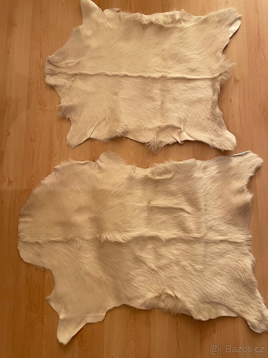 2 ks vyčiněná přírodní dekorační kožešina z kozinky