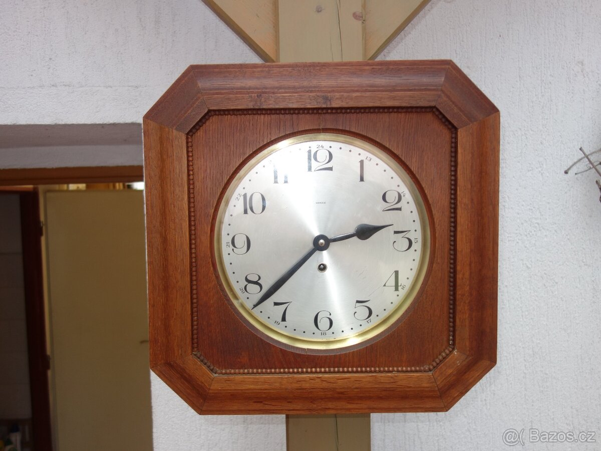 Nástěnné hodiny Kienzle, školní či nádražní