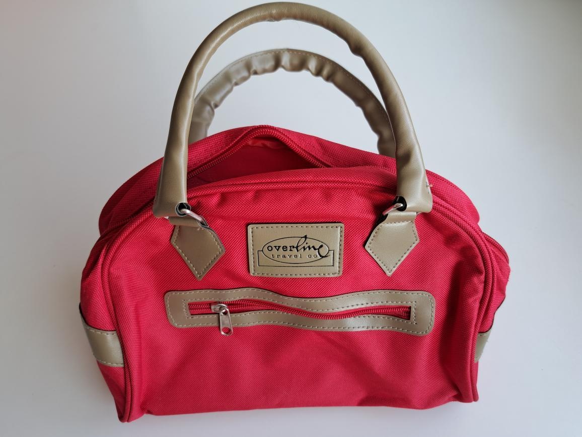 kabelka nebo i kosmetická taštička