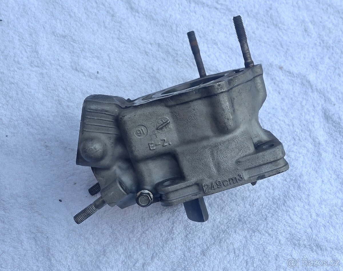 Válec Aprilia RS 250 Suzuki RGV 250 - určený na opravu