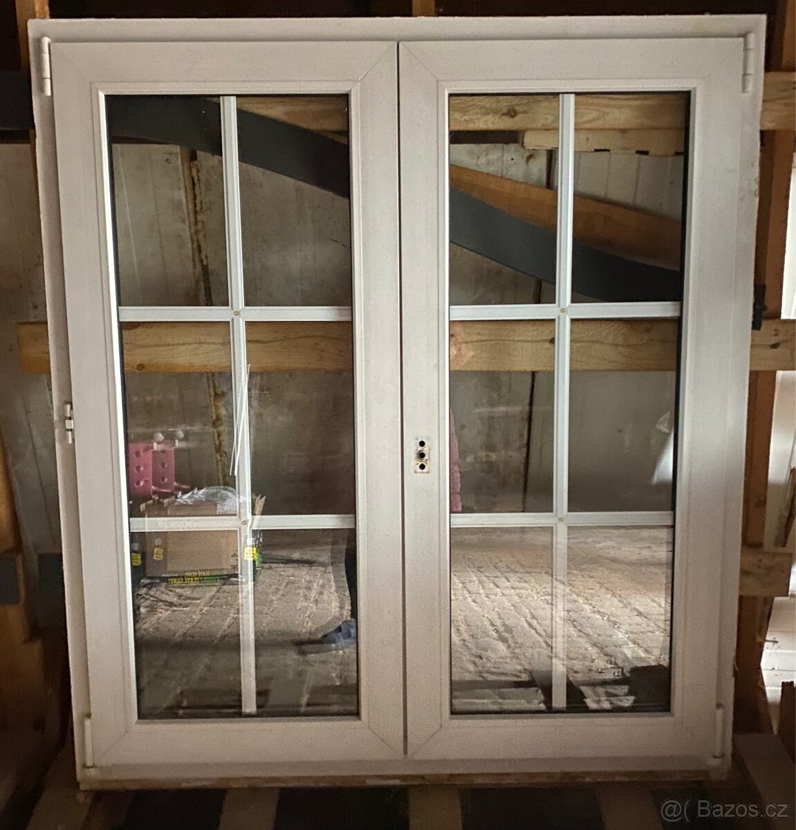 2ks plastové okna s mřížkou - 124x137 cm