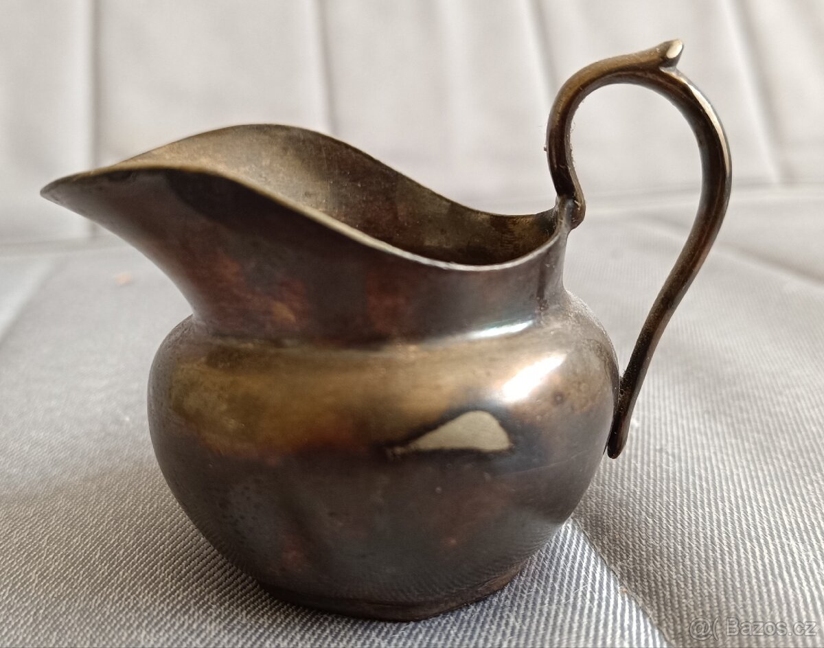 Malý plechový džbánek značky Christofle.